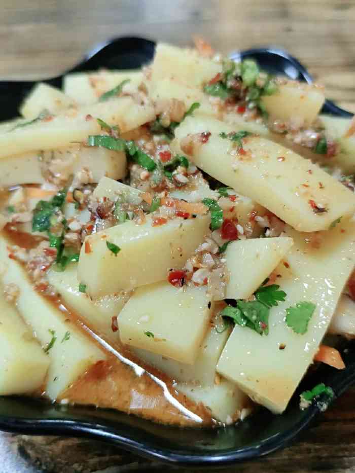 感,鱼肉炸的焦香,米线很软糯,一起包在生菜里吃很有层次感佤味舂木瓜