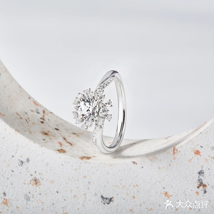 等一起看烟花时，用这枚戒指向她求婚！