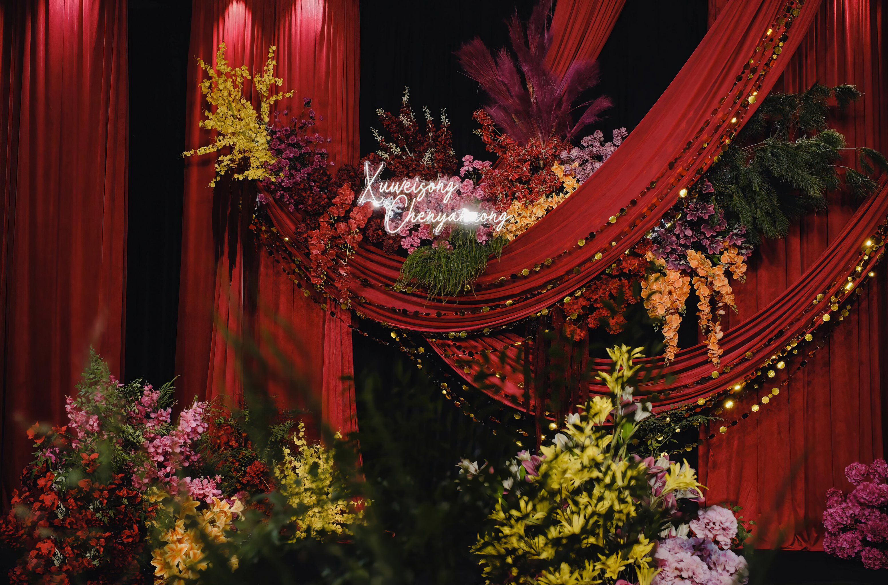 小众复古红色布幔婚礼