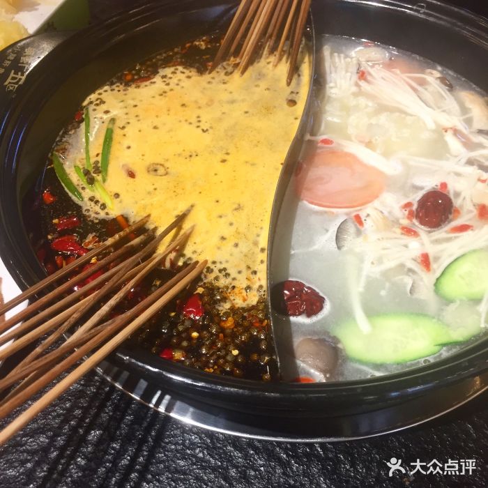 鋼管新區小郡肝串串香火鍋(民主廣場店)鴛鴦鍋圖片