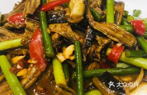 Stir-fried Eel with Garlic Shoots