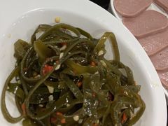 酸辣海带丝-三里屯土灶炖公鸡地锅鸡(江东店)