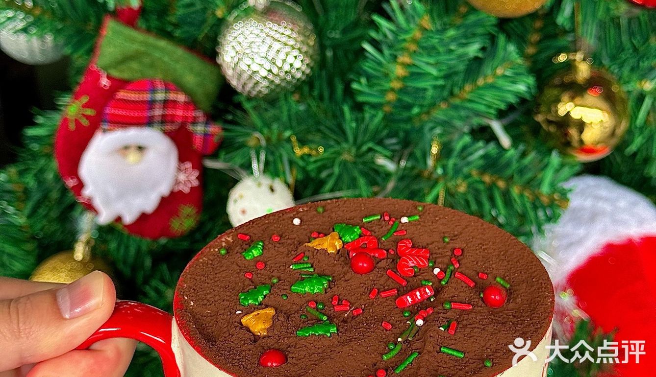 不懂就问！江门的咖啡店都这么圣诞🎄吗？？