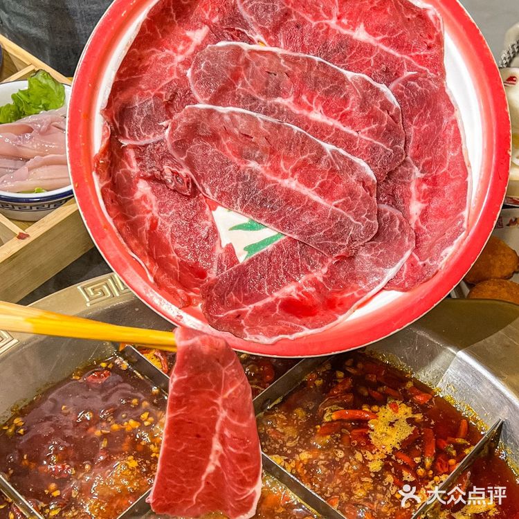 这家成都本地人留给自己吃的九宫格火锅也太宝藏了