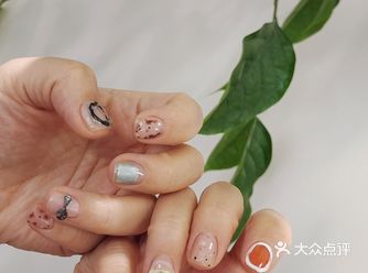 有点小设计感的小众美甲， 很适合指甲短短的妹子哦～～