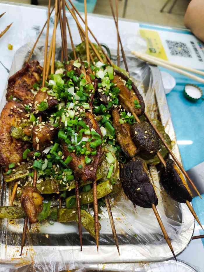 乐至特色烧烤(高攀路店)-"他们家烧烤还不错哦,店面不是很大,晚上生.