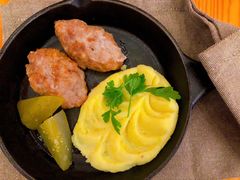 肉饼配土豆泥-Lozhki-ploshki