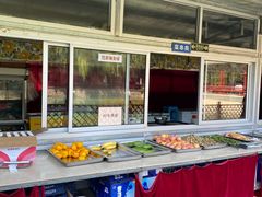 自助取餐区-尚庄度假村·庭台树下·户外烧烤·团建CS·轰趴营地(上庄水库店)