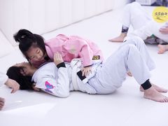 -菠萝格斗巴西柔术训练馆