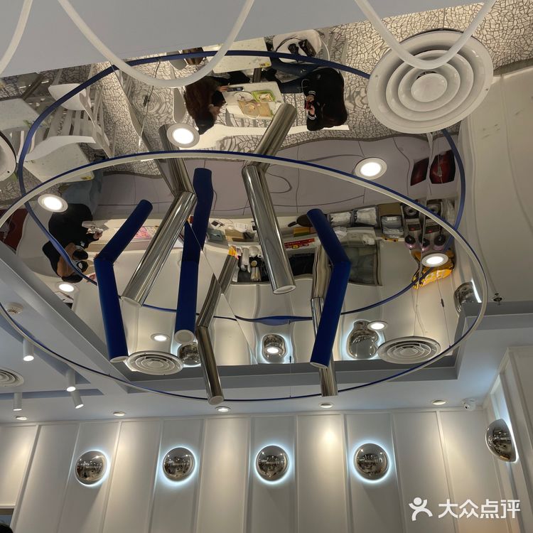 作为甜品控，没次吃到这些都很开心。这家店在凯德地下二层