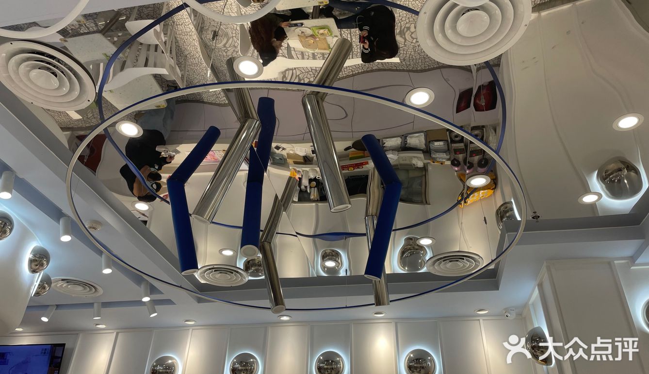 作为甜品控，没次吃到这些都很开心。这家店在凯德地下二层