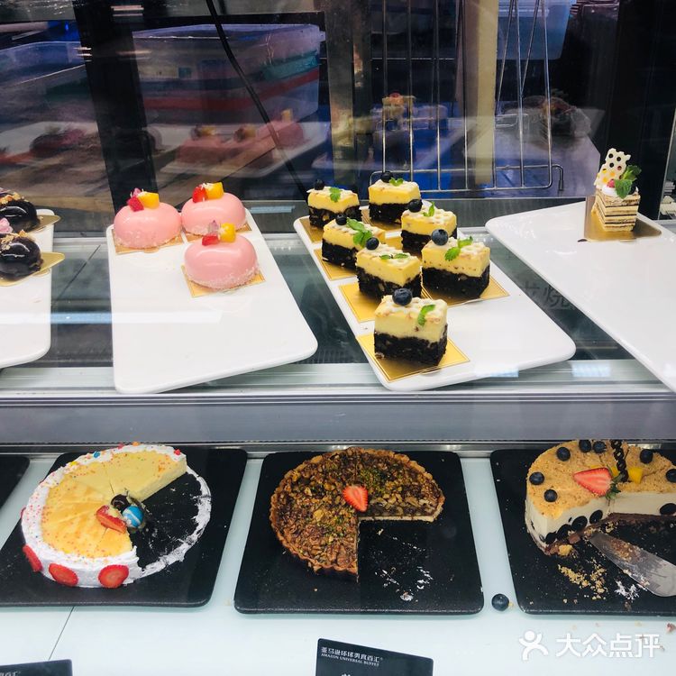 各种贝类 肉肉也很多 水果里面烤榴莲