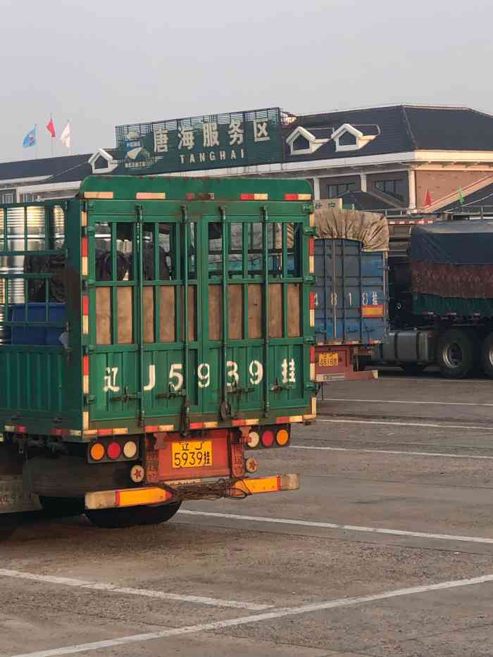 唐海服务区-停车场-"从天津去北戴河路过的的服务区,停车场很多.