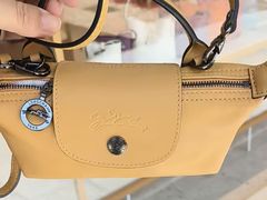 -Longchamp(佛罗伦萨小镇奥特莱斯店)