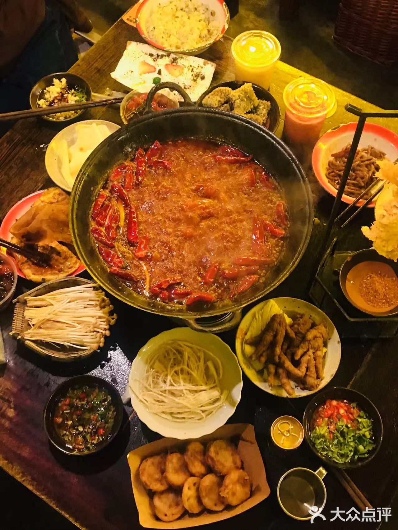 锅底3斤牛油一斤料，满满一大锅，特色菜超多