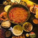 锅底3斤牛油一斤料，满满一大锅，特色菜超多