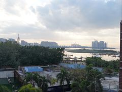 -皇马海口湾海景酒店(万绿园秀英港店)