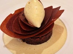 流心巧克力蛋糕伴巧克力脆片配留尼汪岛蓝云呢拿雪糕及薄荷-Caprice(香港四季酒店)