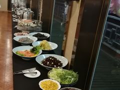 -黄浦江游览十六铺3号码头网红自助餐