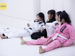 -菠萝格斗巴西柔术训练馆