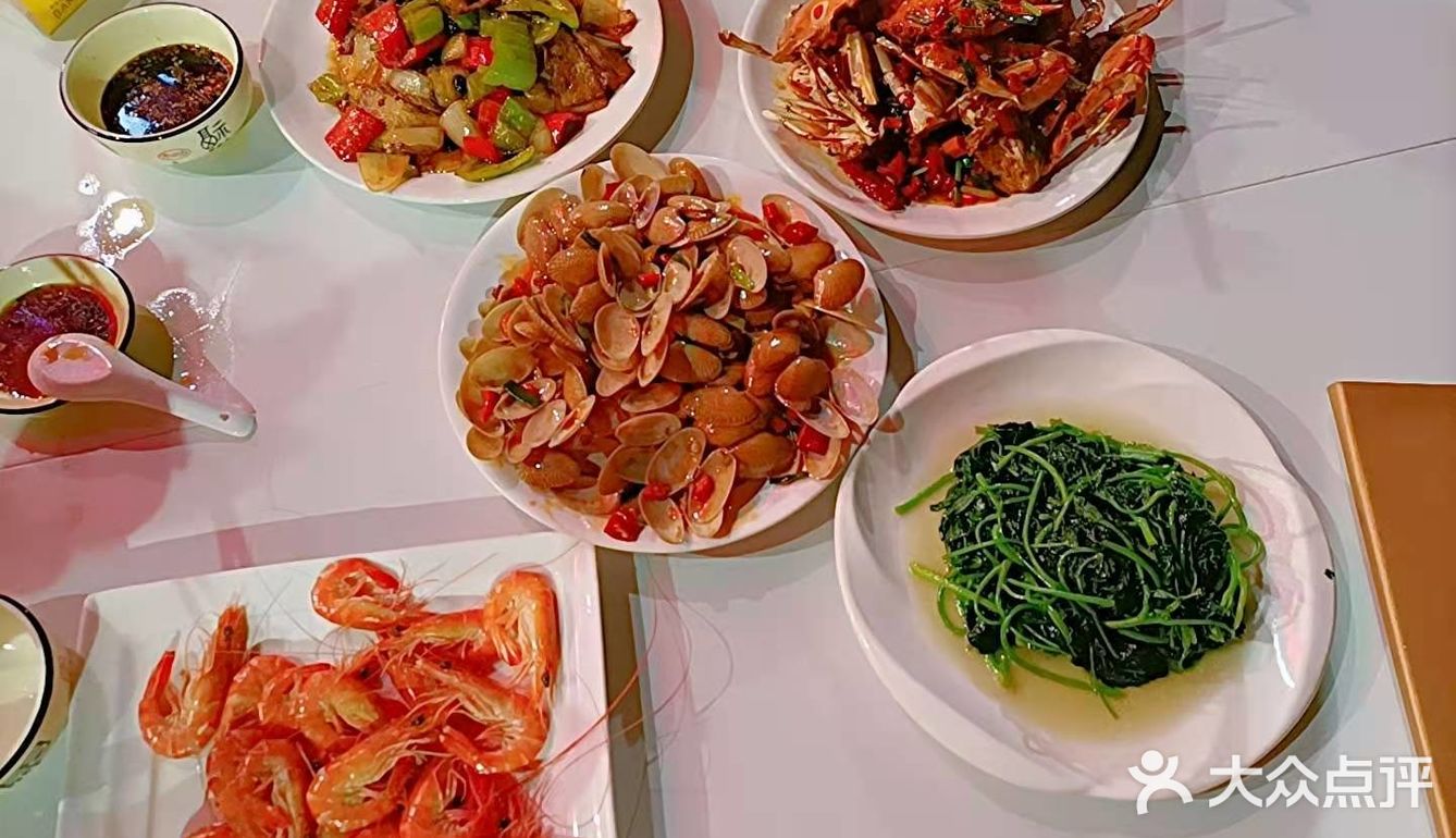 和朋友来打卡过这家店，装修风格是简约，还有外场