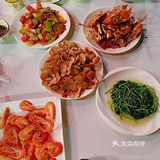 和朋友来打卡过这家店，装修风格是简约，还有外场