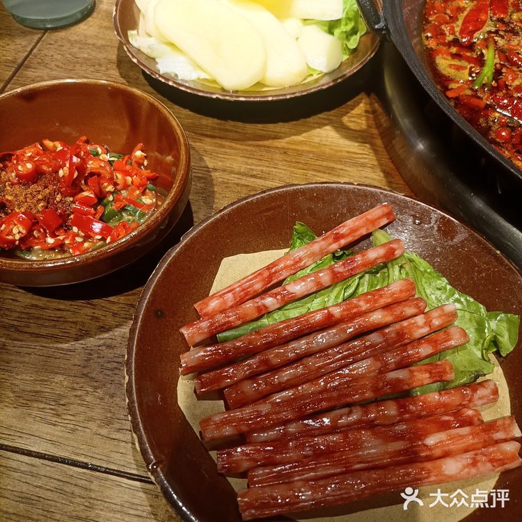 又是一家生意火爆的民间火锅