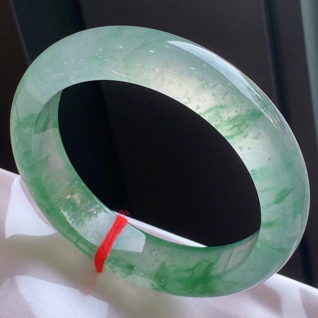 伟德国际行唐县人民法院关于 RA42翡翠手镯 圈口575mm（第二次拍卖）的公告