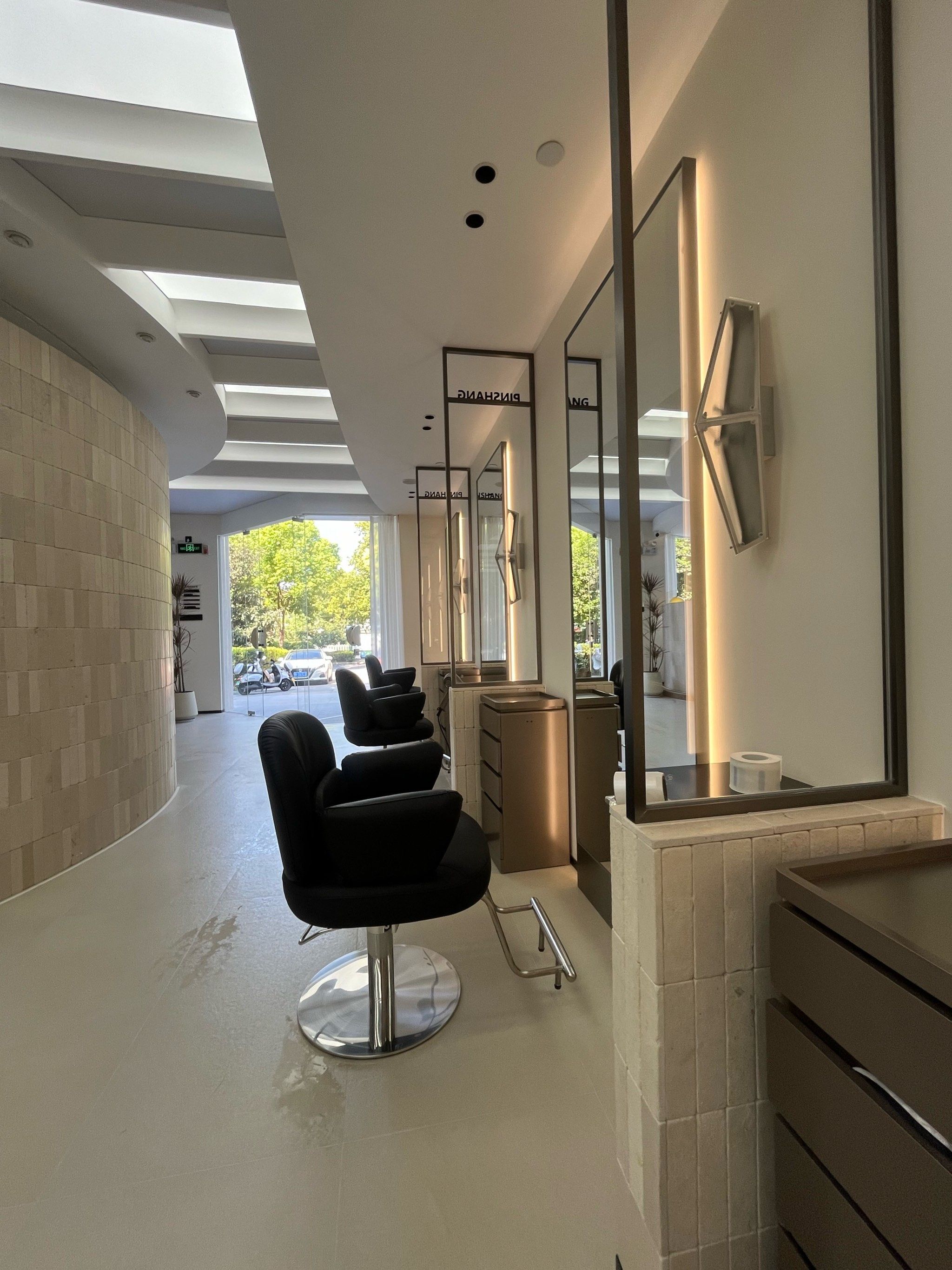 美发沙龙 店铺比较大,装修的很好