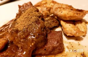 Pan-Seared Steak with Tomato Sauce Pasta and Black Pepper Sauce