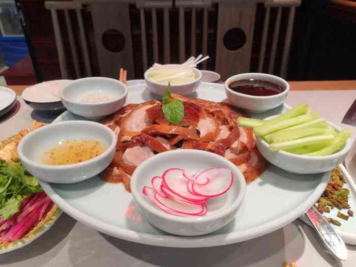 额娘春饼·烤鸭(益庄店)-"[薄荷]环境: 环境不错,很干净卫生,很.