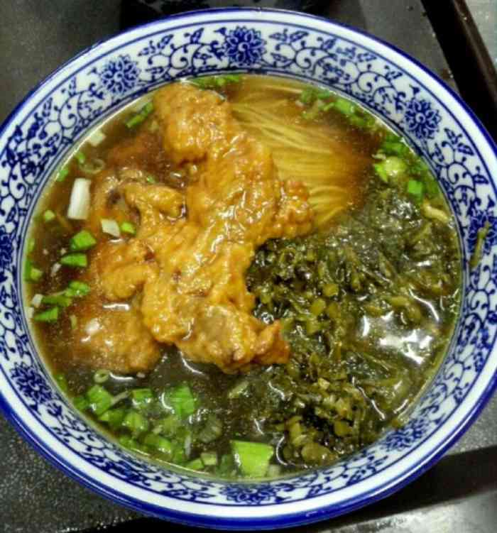 苏式面,浇头不错,面也好吃,座位不挤.