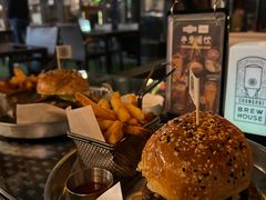 招牌汉堡-Shanghai Brew House上海啤酒工坊(老外街店)