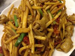 酸笋炒肥肠-红鼻子桂林米粉(金唐新光界店)