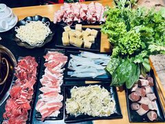 农家自灌血肠-果松木炭酸菜铜火锅·外婆参鸡汤