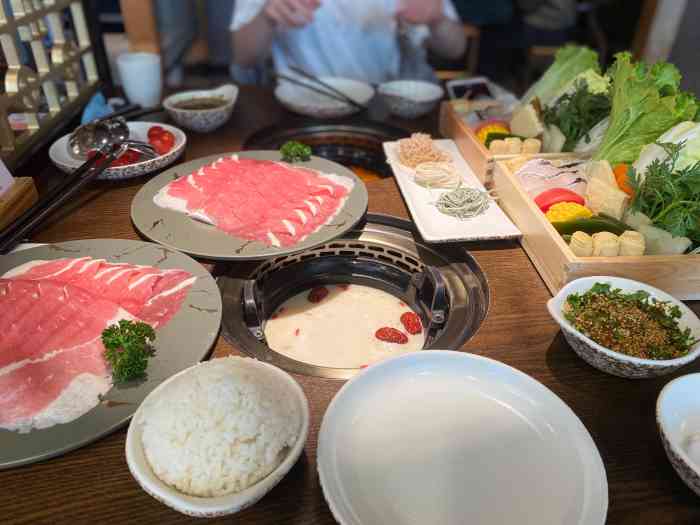 呷哺呷哺(新迎新城店)-"新迎新城购物中心5楼,人不是很多,装修的.