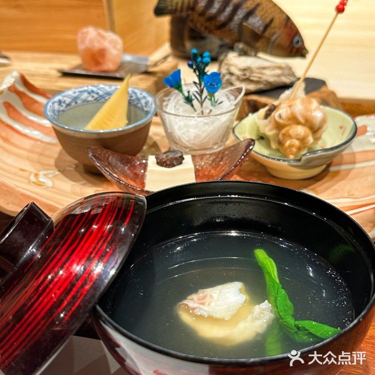 一板之隔，赏大师傅一捏一握之间的美食文化艺术