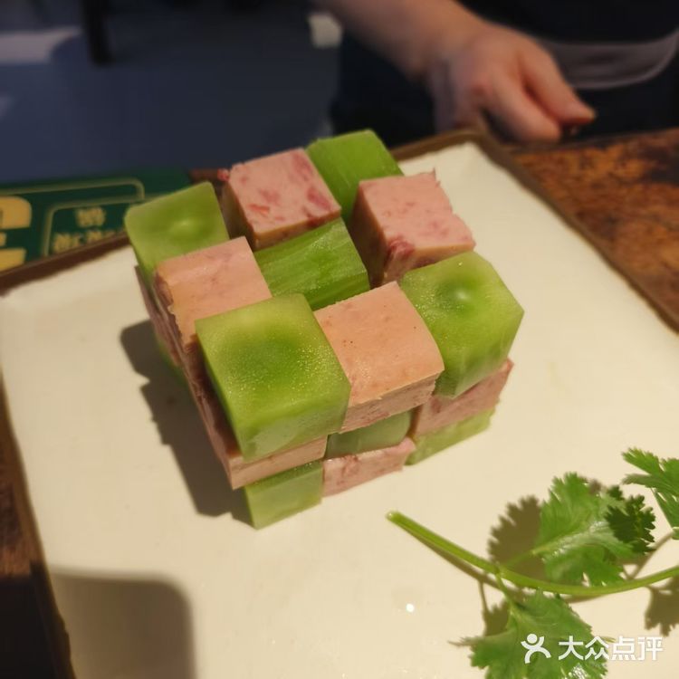 周末到重庆，一头扎进了坝坝火锅的热烈氛围里。