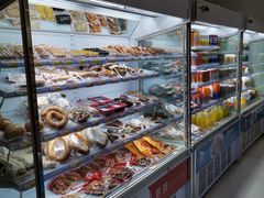 面包甜点陈列柜-百年义利(甜水园东里店)