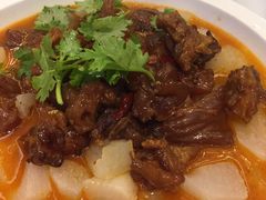 川粉味道一般，鱼香肉丝下饭菜还算地方，就是忍不住还是想青笋在里面，这就是习惯了吧。这个蹄筋炖萝卜很适合的养生菜品。-堂聚德(三圣宫美食文化街店)