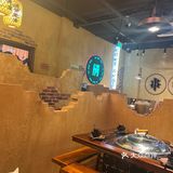 又适逢腊八,一家人来吃铁锅炖,非常惬意。这家店位于贡街