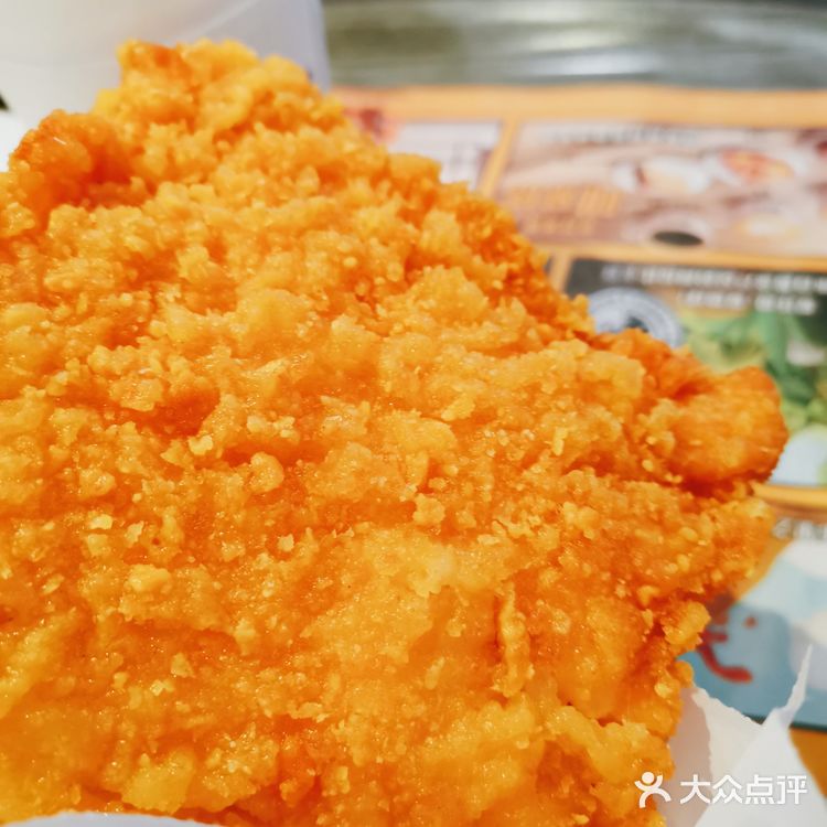 新出的黑黑好巧三角派，单点了一个，最外层是酥皮