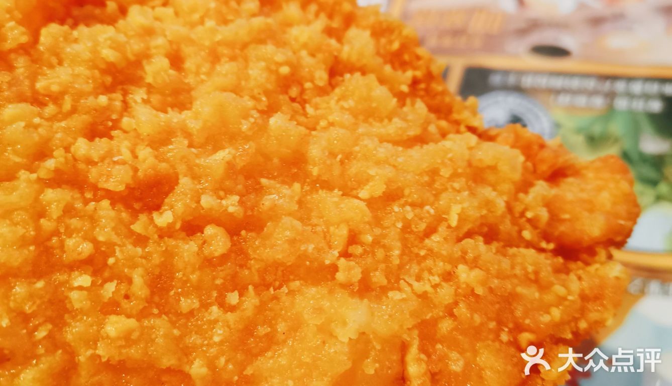 新出的黑黑好巧三角派，单点了一个，最外层是酥皮