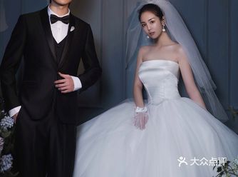 美美的公主范,新郎一袭经典的黑色西装