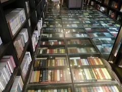 -钟书阁(松江泰晤士小镇店)