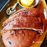 里面有爆浆巧克力粒和杏仁果粒