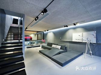 通透的大厅被青灰色的地面、青灰色的沙发和顶棚所包围