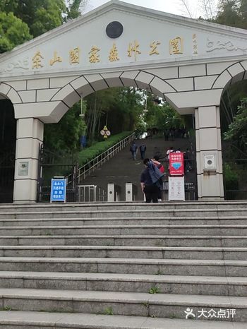一进大门，映入眼帘的是美丽的花坛，花坛里的菊花五颜六