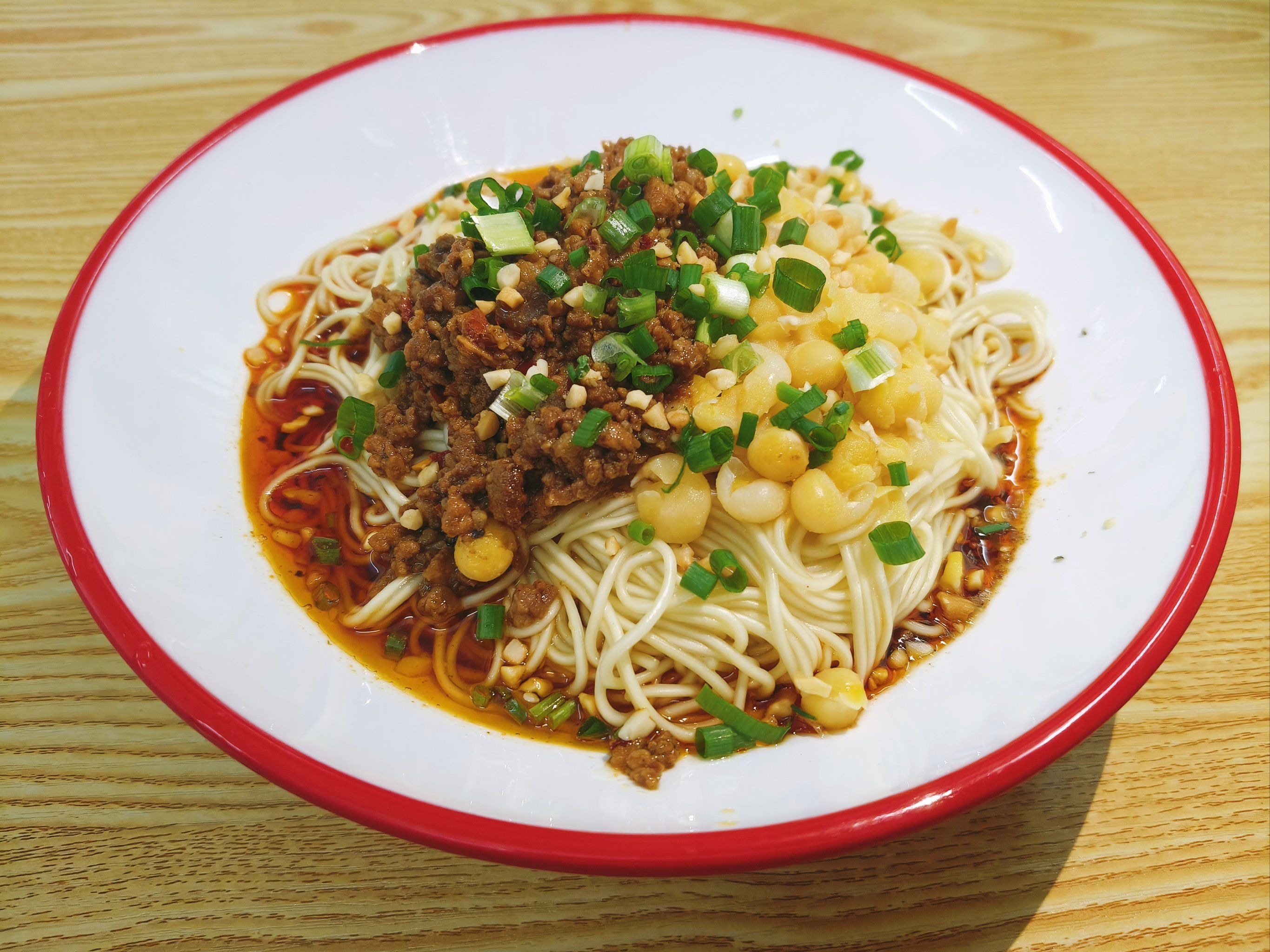 白石龙村里的重庆小面,豌杂面很好吃😋
软耙耙的豌豆与炸酱组合的