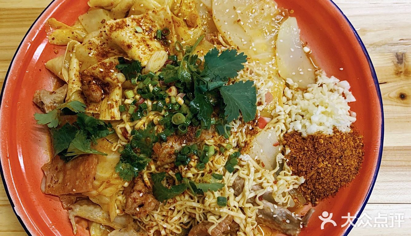 藏在大树背后的麻辣烫